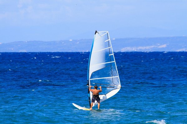Quels sont les meilleurs spots pour le windsurfing à Maui, Hawaï ?